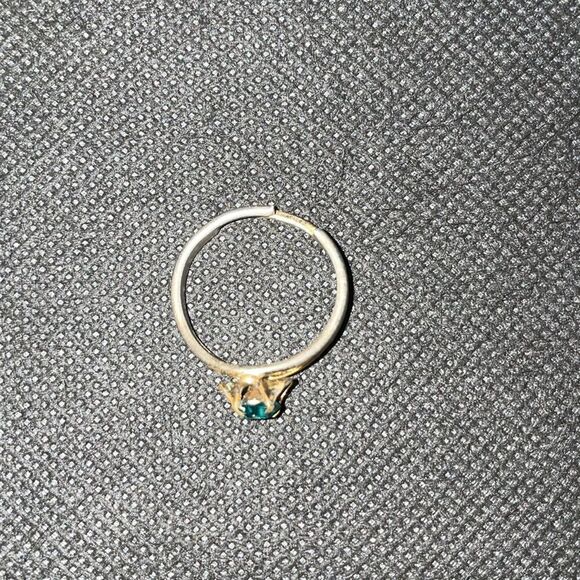 Adjustable metal ring with green gem - Picture 4 of 5